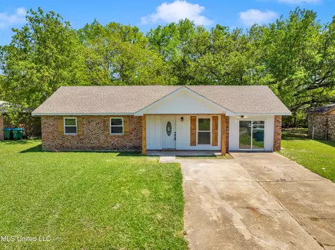 2136 Shadowwood Cir, Gautier, MS 39553