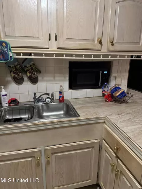 Kitchen - 2340 Queensroad Ave, Jackson, MS 39213 photo 4 of 4