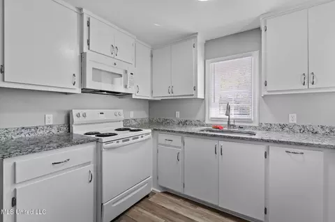 Kitchen - 32 Pine St, Sumrall, MS 39482 photo 2 of 2