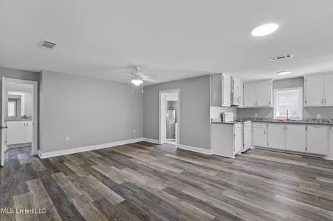 Living - 32 Pine St, Sumrall, MS 39482 photo 2 of 5