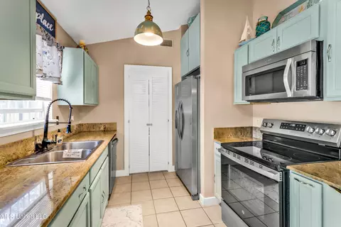 Kitchen - 8316 Amoka Dr, Diamondhead, MS 39525 photo 4 of 4
