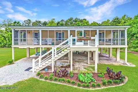 5225 Pointset Ave, Bay Saint Louis, MS 39520