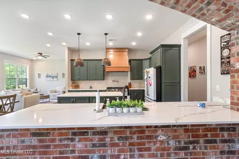Kitchen - 6978 Vaiden Rd, Hernando, MS 38632 photo 2 of 8