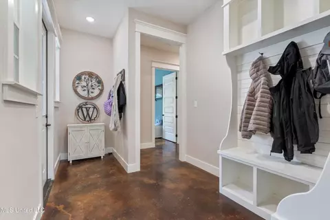 Entry Way - 6978 Vaiden Rd, Hernando, MS 38632 photo 4 of 7