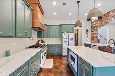Kitchen - 6978 Vaiden Rd, Hernando, MS 38632 photo 5 of 8