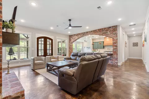 Entry Way - 6978 Vaiden Rd, Hernando, MS 38632 photo 1 of 7