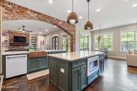 Kitchen - 6978 Vaiden Rd, Hernando, MS 38632 photo 7 of 8