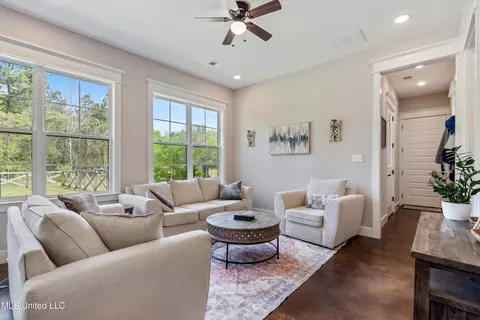 Living - 6978 Vaiden Rd, Hernando, MS 38632 photo 2 of 2