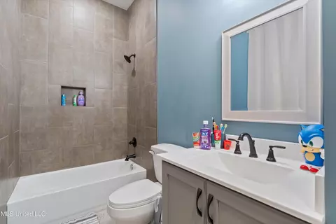 Bath - 6978 Vaiden Rd, Hernando, MS 38632 photo 1 of 8