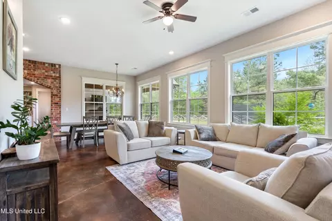 Living - 6978 Vaiden Rd, Hernando, MS 38632 photo 1 of 2