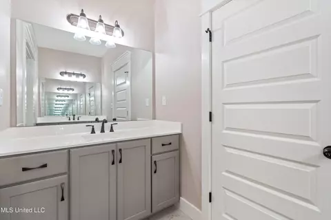 Bath - 6978 Vaiden Rd, Hernando, MS 38632 photo 7 of 8