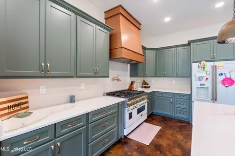 Kitchen - 6978 Vaiden Rd, Hernando, MS 38632 photo 6 of 8