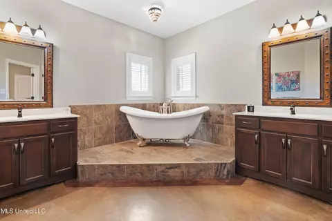 Bath - 2850 Horn Lake Rd, Hernando, MS 38632 photo 1 of 2