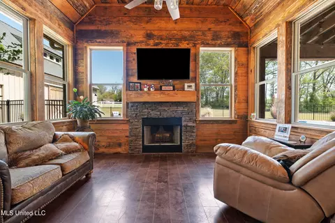 Living - 2850 Horn Lake Rd, Hernando, MS 38632 photo 3 of 3