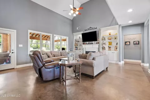 Living - 2850 Horn Lake Rd, Hernando, MS 38632 photo 2 of 3