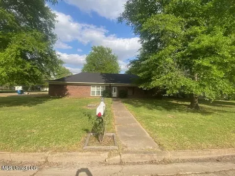 1308 Park Circle Dr, Clarksdale, MS 38614