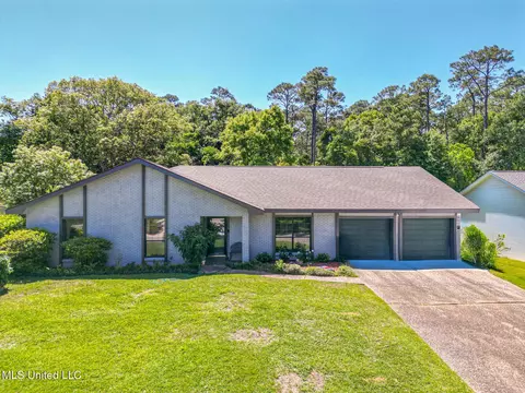 419 Cove Dr, Biloxi, MS 39531
