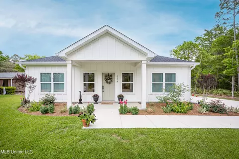 504 Peach St, Ocean Springs, MS 39564
