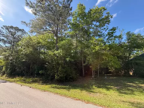 638 Banyan Pl, Diamondhead, MS 39525