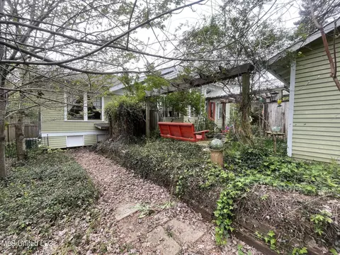 Exterior - 800 Gillespie St, Jackson, MS 39202 photo 2 of 10