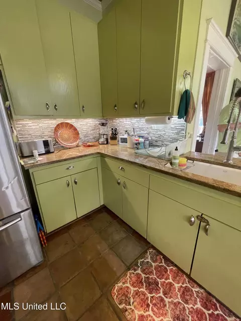 Kitchen - 800 Gillespie St, Jackson, MS 39202 photo 4 of 5