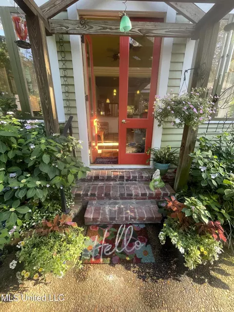 Exterior - 800 Gillespie St, Jackson, MS 39202 photo 5 of 10