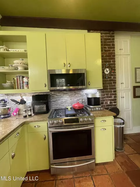 Kitchen - 800 Gillespie St, Jackson, MS 39202 photo 3 of 5