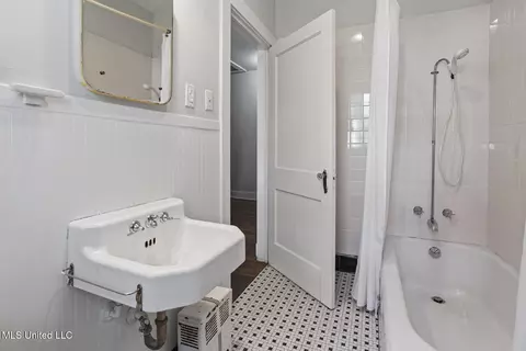 Bath - 1621 St Ann St, Jackson, MS 39202 photo 1 of 3