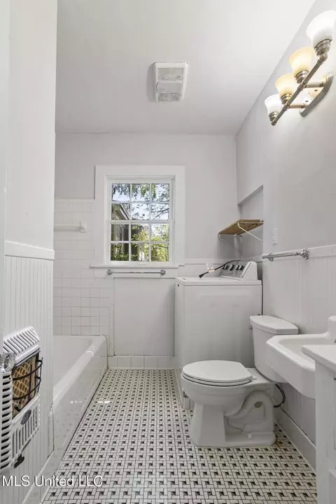 Bath - 1621 St Ann St, Jackson, MS 39202 photo 3 of 3