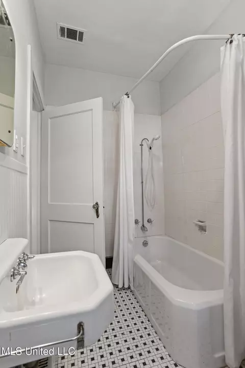 Bath - 1621 St Ann St, Jackson, MS 39202 photo 2 of 3