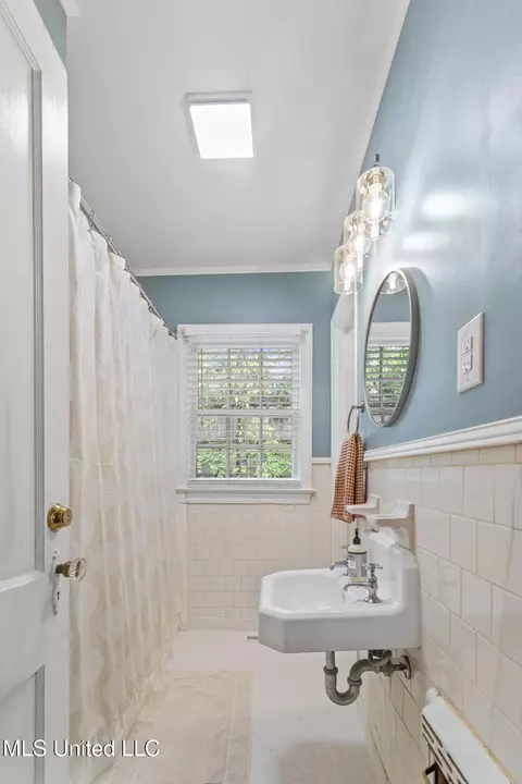 Bath - 141 River Park Dr, Jackson, MS 39202 photo 1 of 3