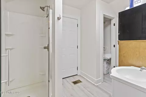 Bath - 141 River Park Dr, Jackson, MS 39202 photo 3 of 3