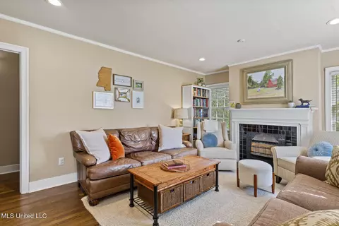 Living - 141 River Park Dr, Jackson, MS 39202 photo 2 of 4