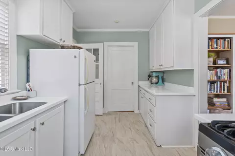 Kitchen - 141 River Park Dr, Jackson, MS 39202 photo 4 of 4