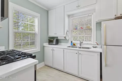 Kitchen - 141 River Park Dr, Jackson, MS 39202 photo 2 of 4