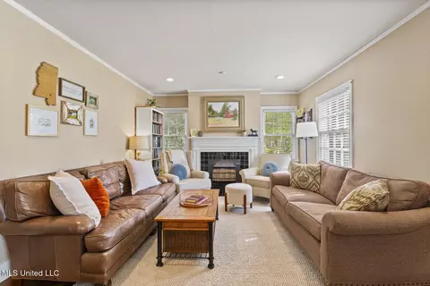 Living - 141 River Park Dr, Jackson, MS 39202 photo 3 of 4