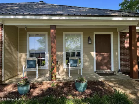 648 Southern Oaks Dr, Florence, MS 39073