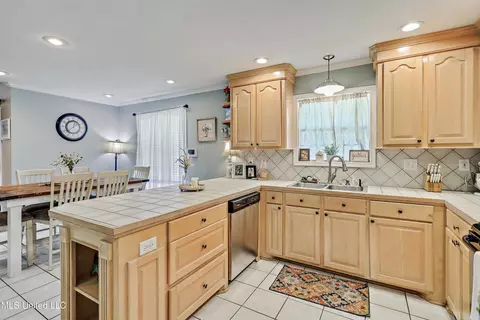 Kitchen - 329 Cherry Bark Dr, Brandon, MS 39047 photo 3 of 3