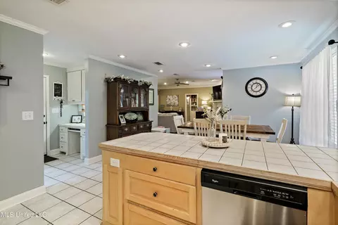 Kitchen - 329 Cherry Bark Dr, Brandon, MS 39047 photo 2 of 3
