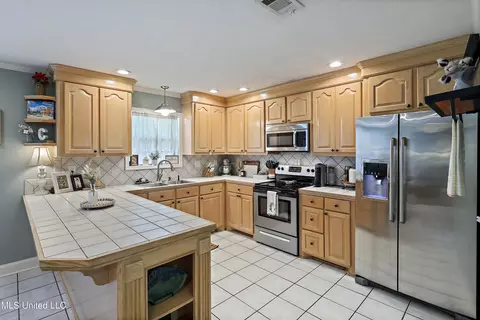Kitchen - 329 Cherry Bark Dr, Brandon, MS 39047 photo 1 of 3
