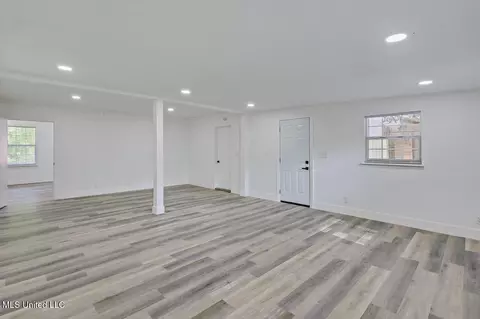 Living - 4560 Meadowridge Dr, Jackson, MS 39206 photo 5 of 5