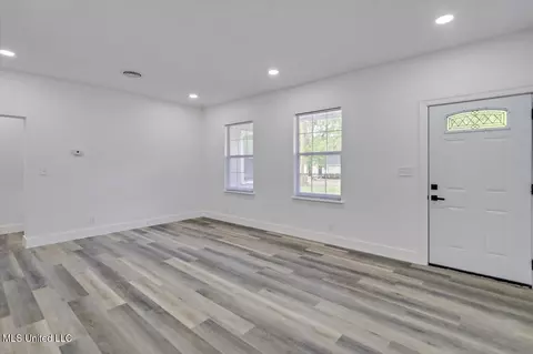 Living - 4560 Meadowridge Dr, Jackson, MS 39206 photo 4 of 5