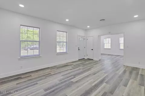Living - 4560 Meadowridge Dr, Jackson, MS 39206 photo 2 of 5