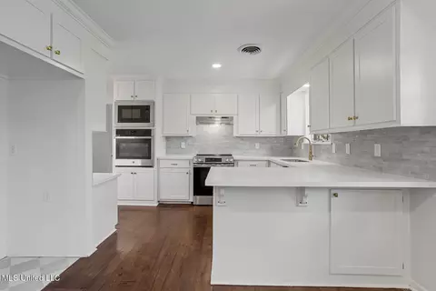 Kitchen - 440 Armour Dr, Jackson, MS 39211 photo 4 of 5