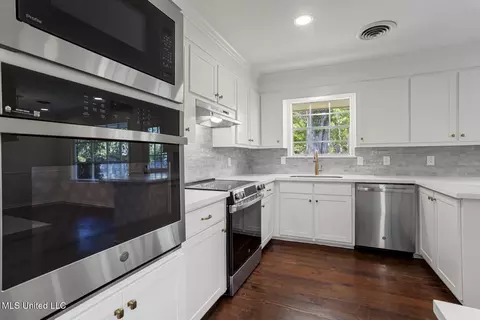 Kitchen - 440 Armour Dr, Jackson, MS 39211 photo 2 of 5