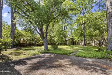 Exterior - 440 Armour Dr, Jackson, MS 39211 photo 2 of 4