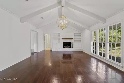 Living - 440 Armour Dr, Jackson, MS 39211 photo 5 of 6