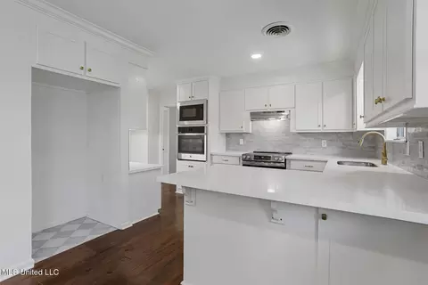 Kitchen - 440 Armour Dr, Jackson, MS 39211 photo 5 of 5