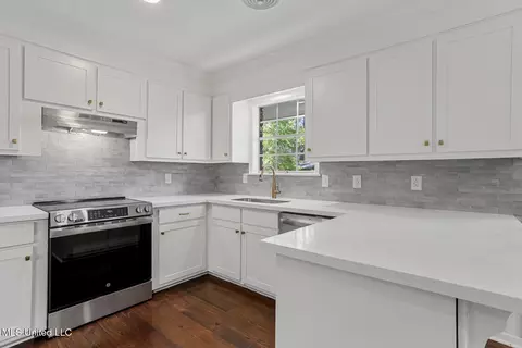 Kitchen - 440 Armour Dr, Jackson, MS 39211 photo 3 of 5