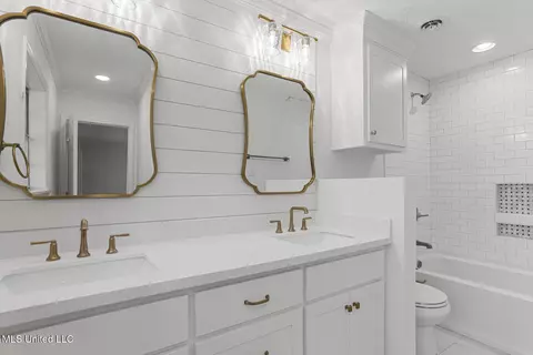 Bath - 440 Armour Dr, Jackson, MS 39211 photo 3 of 4